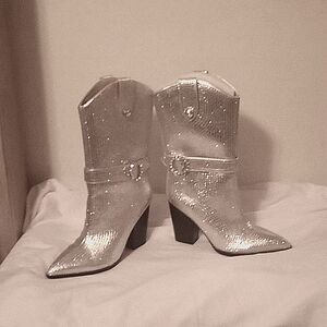 Rhinestones boots, pointed toes silver, size 8 and 3 1/2 inches high.